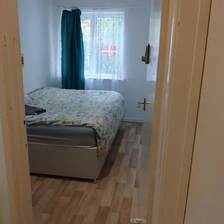 Veggie Single In 2 Bed Flat, Close To Nec Apartment *