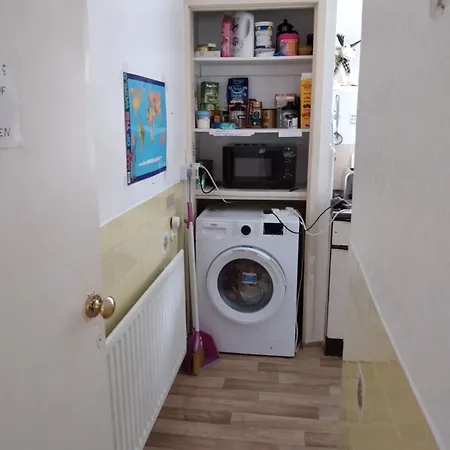 Veggie Single In 2 Bed Flat, Close To Nec Apartment